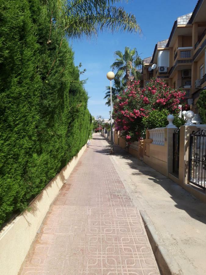 Punta Prima Pleasure With Private Parking In A Gated Community Close To The Beach ตอร์เรเวียคา ภายนอก รูปภาพ