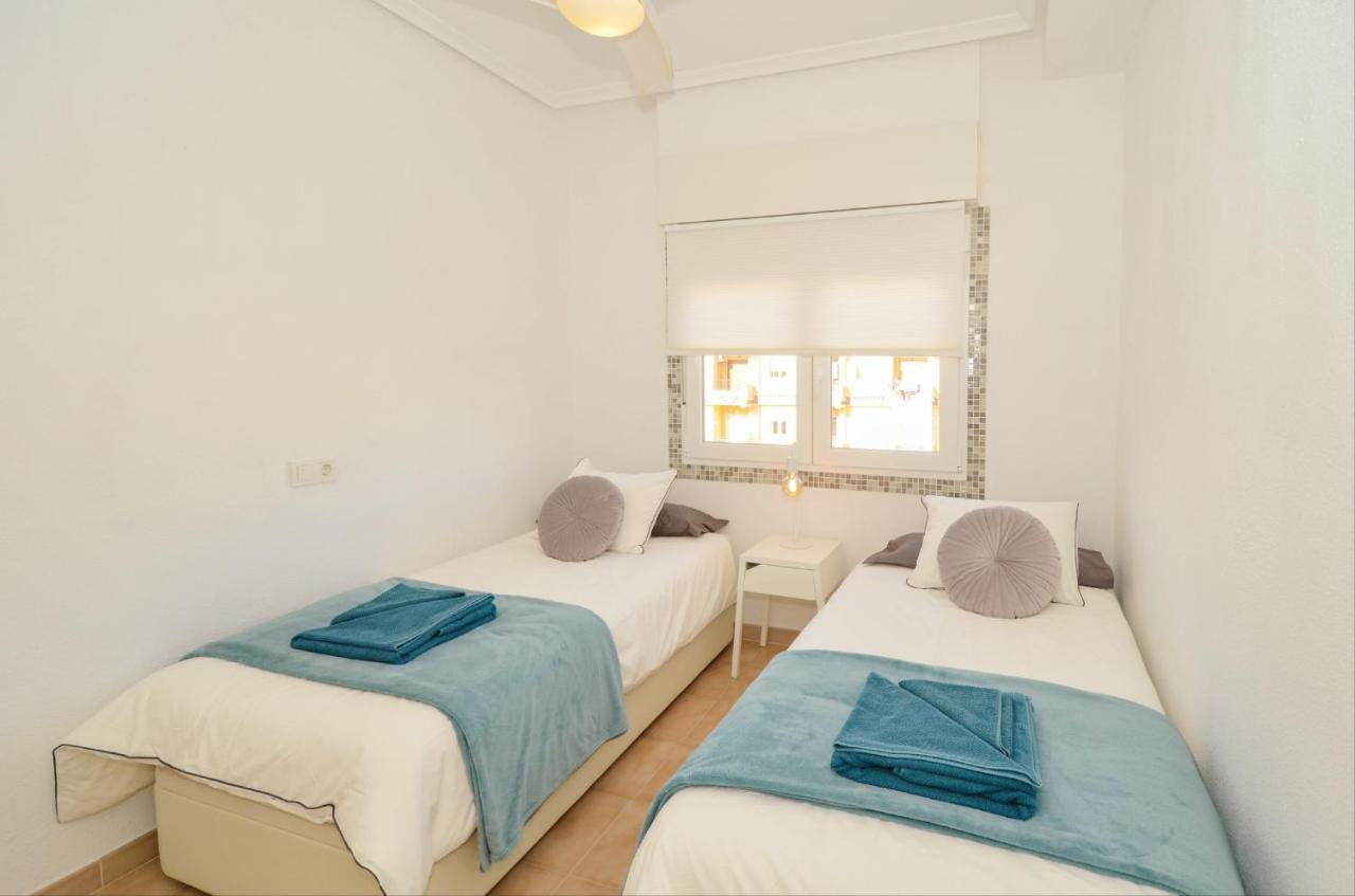 Punta Prima Pleasure With Private Parking In A Gated Community Close To The Beach ตอร์เรเวียคา ภายนอก รูปภาพ